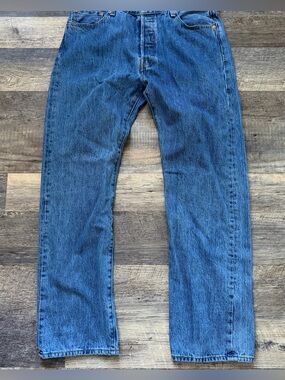 Levi’s 501 Men’s Jeans 35 x 32 classic Straight Leg Button Fly Denim